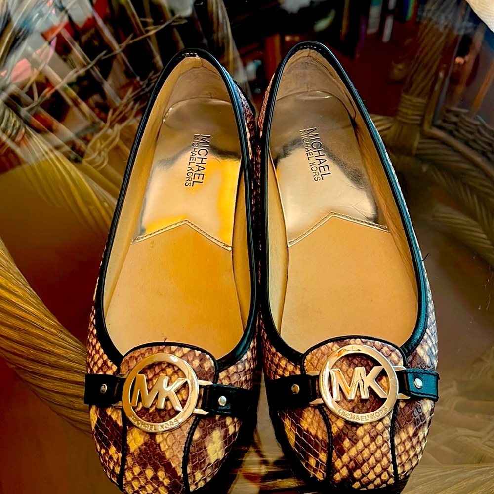 Size 8.5 Brand new only worn one time. Letter upper in mint condition MK.